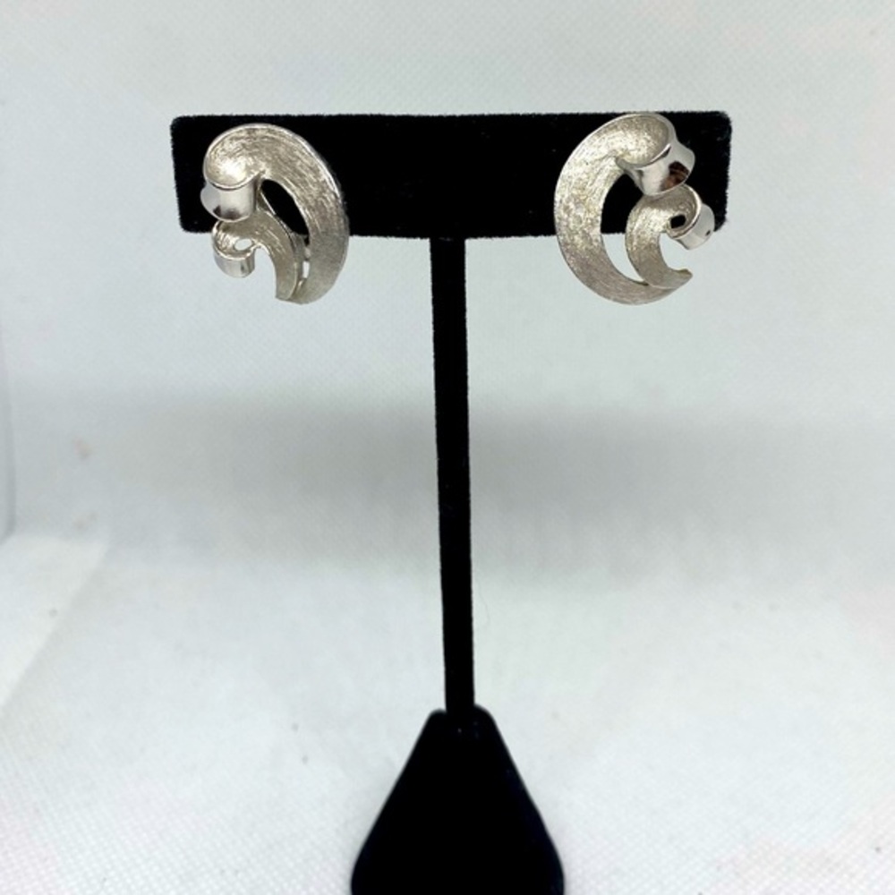 Vintage Crown Trifari Clip On Earrings